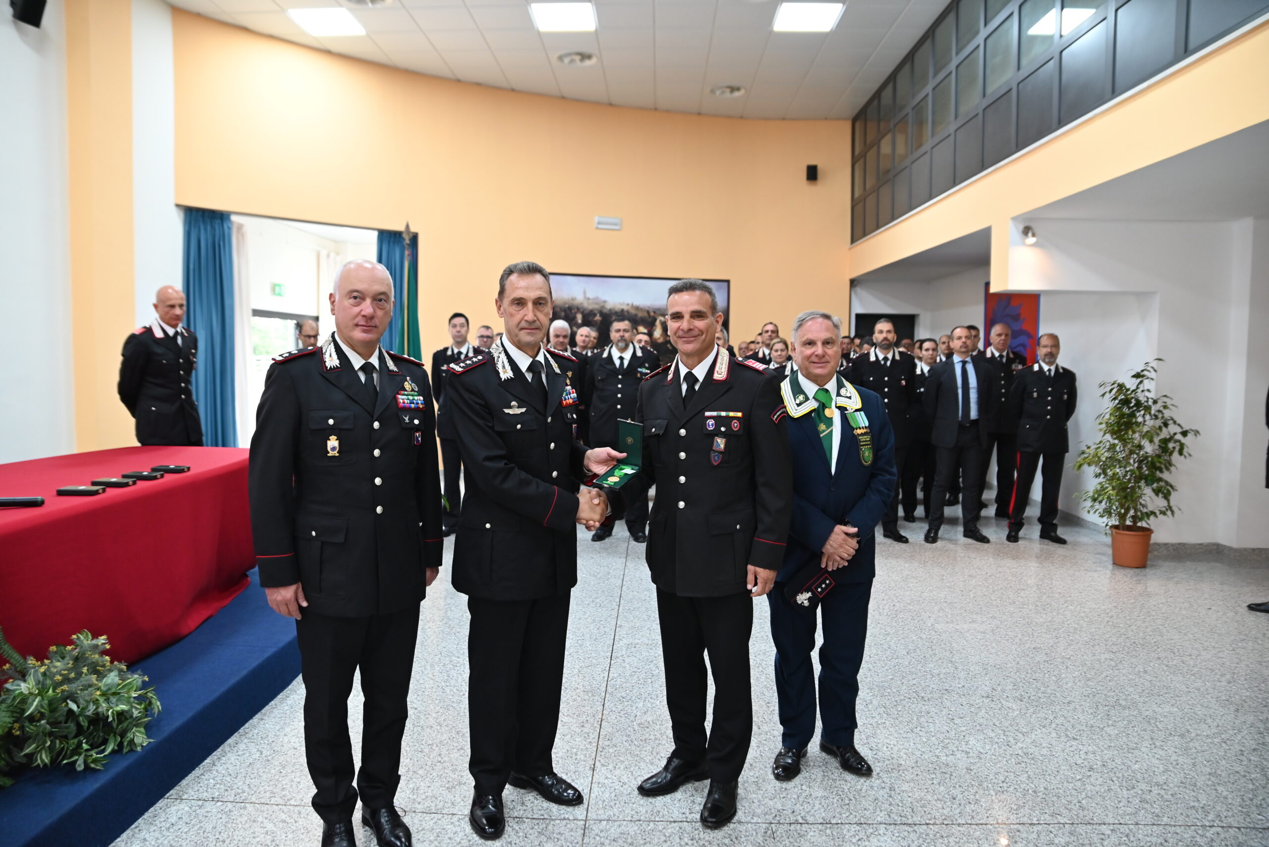 IL VICE COMANDANTE DELL'ARMA DEI CARABINIERI, GEN. C.A. GALLETTA, CONSEGNA  LE MEDAGLIE MAURIZIANE 